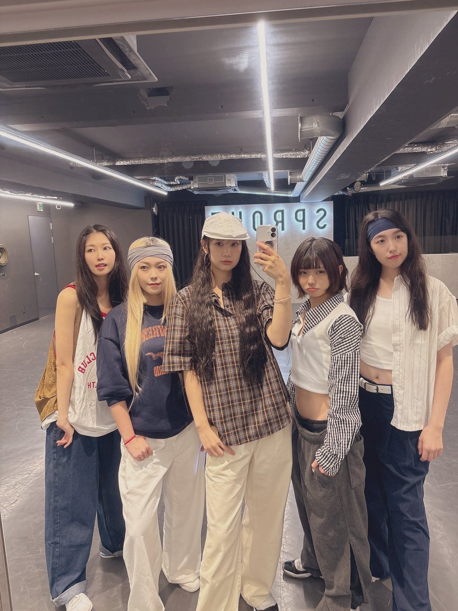 UsedJeans_nj's tweet photo. 🐰🐰🐰🐰🐰 https://t.co/hTNjDmQbah