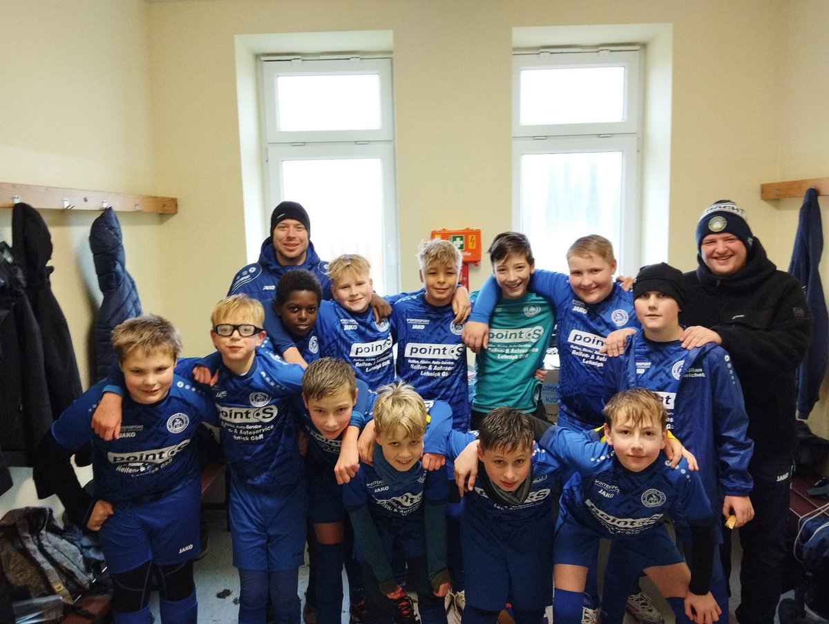 Bei bestem Fußballwetter (grauer Himmel, leichter Regen, Temperatur leicht über dem Gefrierpunkt) hat die D2 heute das rassige Derby gegen Drehnow/Drachhausen mit 2:1 gewonnen. Die Partie wurde von beiden Seiten temperamtvoll geführt.