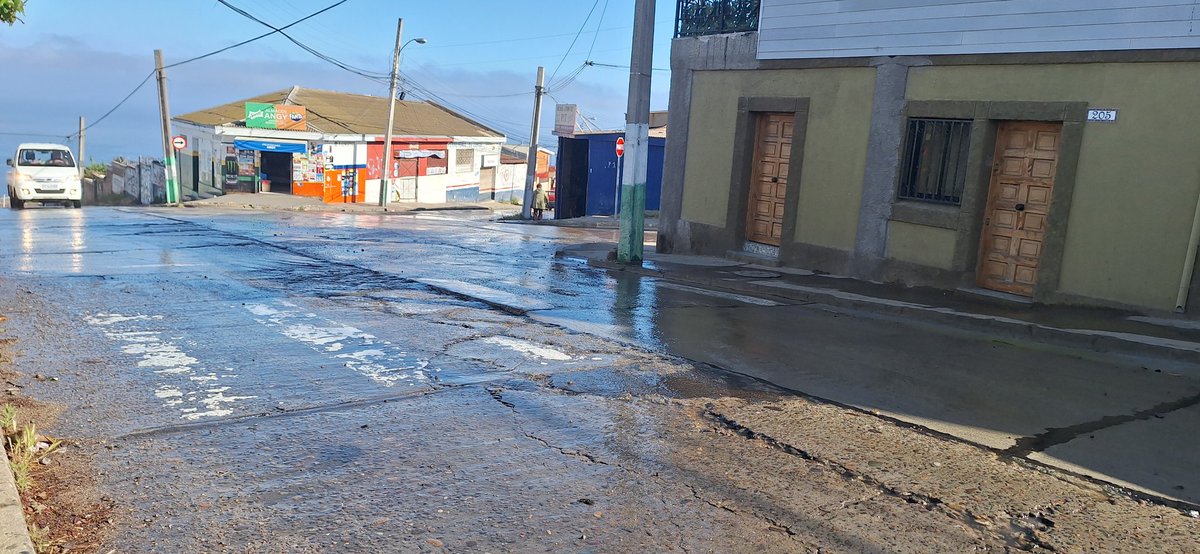 gussAVILA's tweet photo. Amigos de @_ESVAL desde el sábado 15 nov Rotura de matriz en avda Veintiuno de mayo esquina Lautaro en el cerro Esperanza, Valparaiso https://t.co/rvGtcQStLl