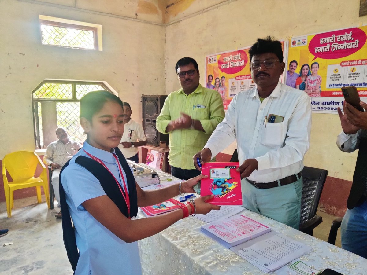 vido1417's tweet photo. Under the "Sense of Duty" campaign, a School Safety Awareness Camp was held at Thakur Matiwar PG College, Jamalapur, Jaunpur.
Activities included:
Safety Clinic
Briefing on "Sense of Duty"
Booking Label Pasting
Pamphlet Distribution
LPG Quiz &amp; Prizes
Stay safe!  #SafetyAwareness https://t.co/VmQCWU9psU