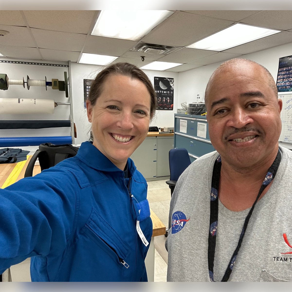 _-_ Journal de bord d’une #astronaute #ESA _-_
{Houston 🇺🇸} Semaine 24 🗓️

🧑‍🚀 Beaucoup de choses se sont passées cette semaine, mais parlons surtout de la valise des astronautes !
☑️ Environ « 15 mois avant le décollage », l’astronaute commence à "préparer" sa valise, avec les