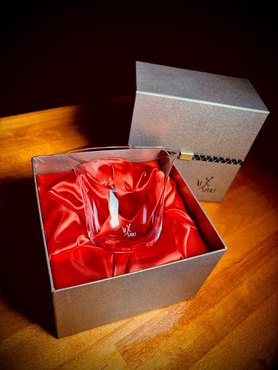 whisktail's tweet photo. 咲グラスシリーズより【咲ロック】プレゼントキャンペーン開始🎁
ついに登場！【咲ロック】
実は着想からは2年以上掛かりました。
長くなりそうなので特徴を簡潔に。笑

○軽やかでエレガントなデザイン
○持ちやすく柔らかな質感
○咲タンブラーを彷彿とさせる広がりのある口径
○下部の思い切った急激なアール

従来のどっしりとした重厚なロックグラスの印象とは対となるデザインをとことん追求しました。

ウイスキーのオンザロックは今までとは異なる滑らかな質感でお楽しみいただけます。

ですが実は最も私が最も推したいのは少し濃いめのハイボール。
サイズ的にハイボールのハーフバージョンみたいな感じです。

じんわりと炭酸の泡が柔らかく口の中で緻密に弾けながらウイスキーのフレーバーも同時に開花させます。
その感覚を是非味わっていただきたい！

もし飲み終わって物足りなくなったらそのまま追いオンザロックでお楽しみいただくのも良いでしょう。笑

そして今回はなんと【5脚】プレゼント致します！

少ないのに果たしてこんなに出しちゃって良いのか…
実は明日がグラスの検品日。
しっかり検品をして商品として合格した在庫数を確認してから始めた方が良いのにテンションが高まっているためフライングします。笑
それだけ今回は相当に自信作です。

〈応募方法〉
①当アカウントをフォロー
②いいね
③リポスト

〈当選率アップ〉
⭐︎ @financie_jp の【ウイスキーサロン】コミュニティーをフォロー
⭐︎#ウイスキーサロン　#咲ロック　で引用リポスト

（応募権利）
○20才以上
○日本国内在中
○DMが届く設定
○転売ヤー以外

当選発表は11月24日以降とさせていただきます。
実はこの日はBAR EXPO 大阪2024 @bar_expo_osaka で私静谷が大盤振る舞いのマスタークラスで咲グラスを通したセミナー講師を務めます。笑

更にセミナー参加者には必ず【咲ロック】がご購入出来る特典も付与させていただき、同会場のウイスキーサロンブースにて販売を行わせていただきます。

ちなみに同日新宿ウイスキーサロンでも11月24日18時より一定数販売を開始します。

ウイスキーサロンコミュニティも2000人を超えて各トークルームで盛り上がってます！
それもあって気分が高揚してか最近はサービスし過ぎな気がする…笑

長くなりましたがご応募お待ちしております！

#咲グラス　#咲ロック　#ウイスキーサロン #マスターオブウイスキー　#静谷和典　#シズタニエン