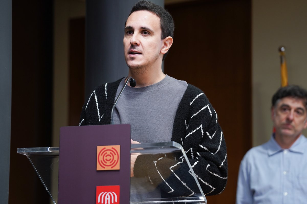 laaljaferia's tweet photo. @vickycalavia #AljaferíaCine |📽️🎬 El cineasta @pabloaragues presenta 'Intervención sonora' y afirma que no quería "hacer un videoclip, sino tocar música en directo en el Palacio y captar la acústica particular del Patio de Santa Isabel, con su ambiente, en una mañana de octubre". https://t.co/743yA0Pwg2