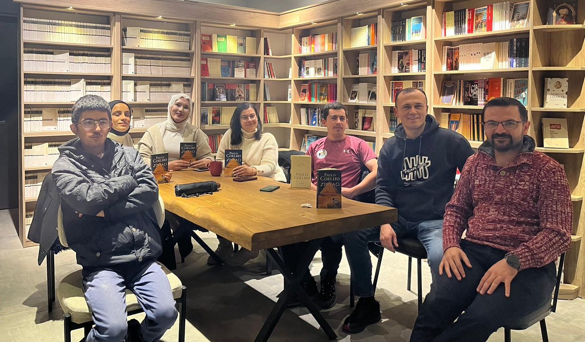 Ahbap Denizli gönüllülerimiz, bu ay Paulo Coelho’nun Simyacı kitabını okuyarak üzerine sohbet ettiler. 💚