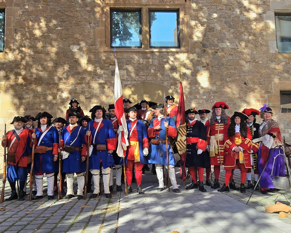 Els recreadors al davant del museu de l'Harmonia, al centre de l'Hospitalet #photographercarlesqf #lhospitaletdellobregat #lharmonia #miqueletscat #coroneladebarcelona <a href="/MiqueletsCAT/">Miquelets de Catalunya</a> <a href="/BcnCoronela/">CoronelaBCN</a> <a href="/ReenactmentH/">Recreación histórica</a> <a href="/BCNmoltmes/">Barcelona és molt més</a> <a href="/PassejantM/">Passejant Pel Món</a> <a href="/LHAjuntament/">Ajuntament de L'Hospitalet</a> <a href="/lhdigitalh/">LHdigital</a>