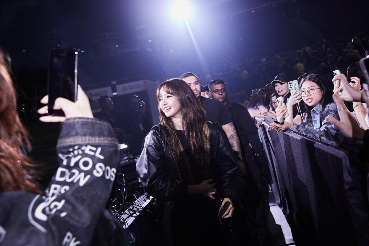 hellokpop's tweet photo. 𝐅𝐀𝐍𝐌𝐄𝐄𝐓 𝐑𝐄𝐂𝐀𝐏: #LISAFANMEETUP_SG
#LISA’s rockstar-themed fan meet was truly full of stellar performances and heartfelt performances ✨
Relive the night w us: https://t.co/dMVObp5gBB
Team HKP would like to thank @UNUSUAL_ENT for the media invite to cover #LISAinSG https://t.co/3FCGzmuea8