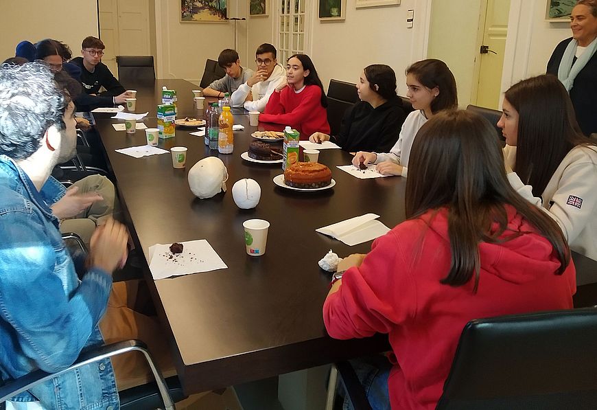 JBHConcepcion's tweet photo. #caféconciencia con 4 grupos del @IESMarg_Salas muy participativos. Investigadores de @InfoUMA y @IHSM_CSIC_UMA  les han introducido en la investigación: han extraído ADN, conocido adaptaciones de las plantas, regeneración de hueso y  innovaciones para cáncer óseo @FDescubre https://t.co/geigaE19Gz