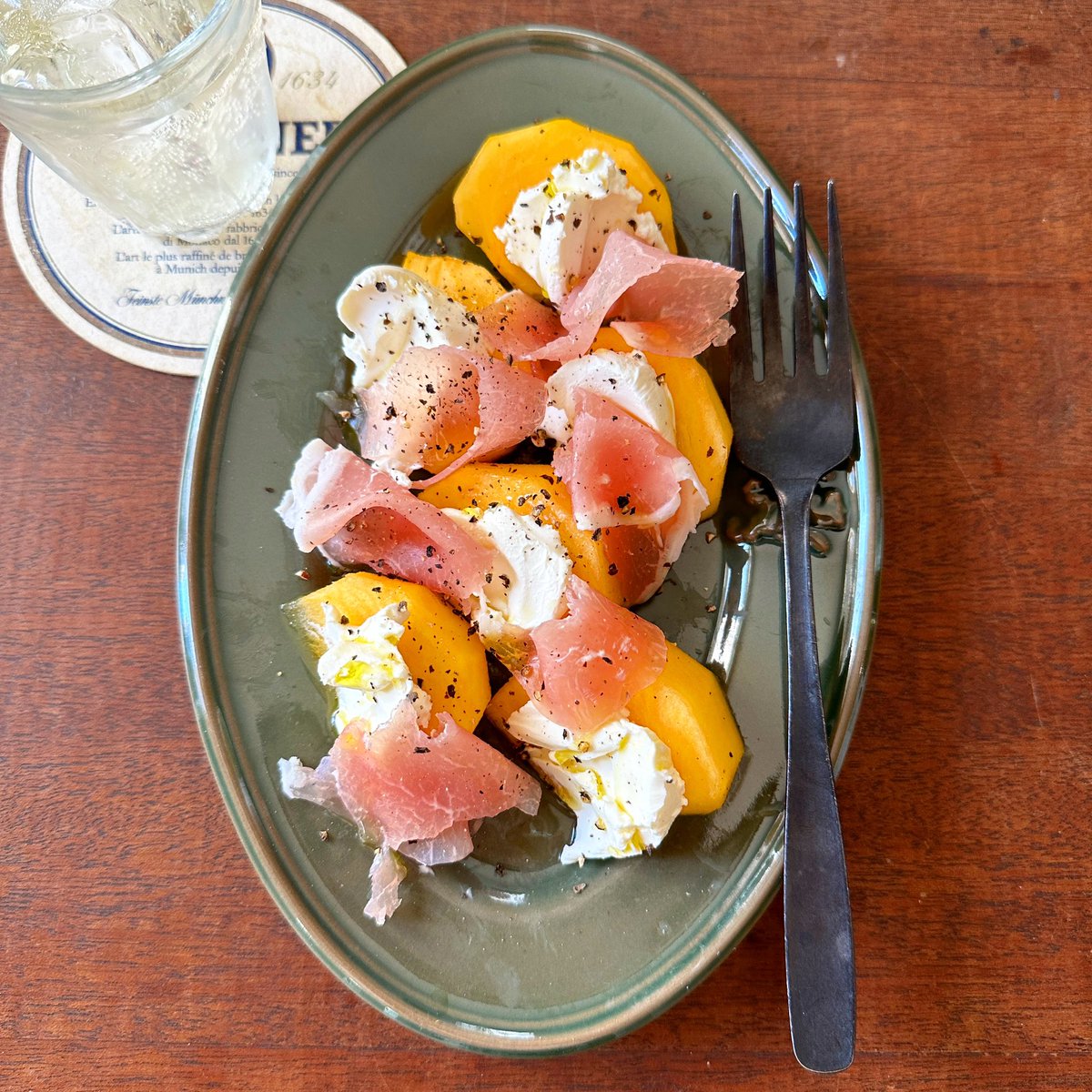 syunkon0507's tweet image. 一番好きな柿の食べかた

(生ハム無かったら塩かけるだけでも美味)