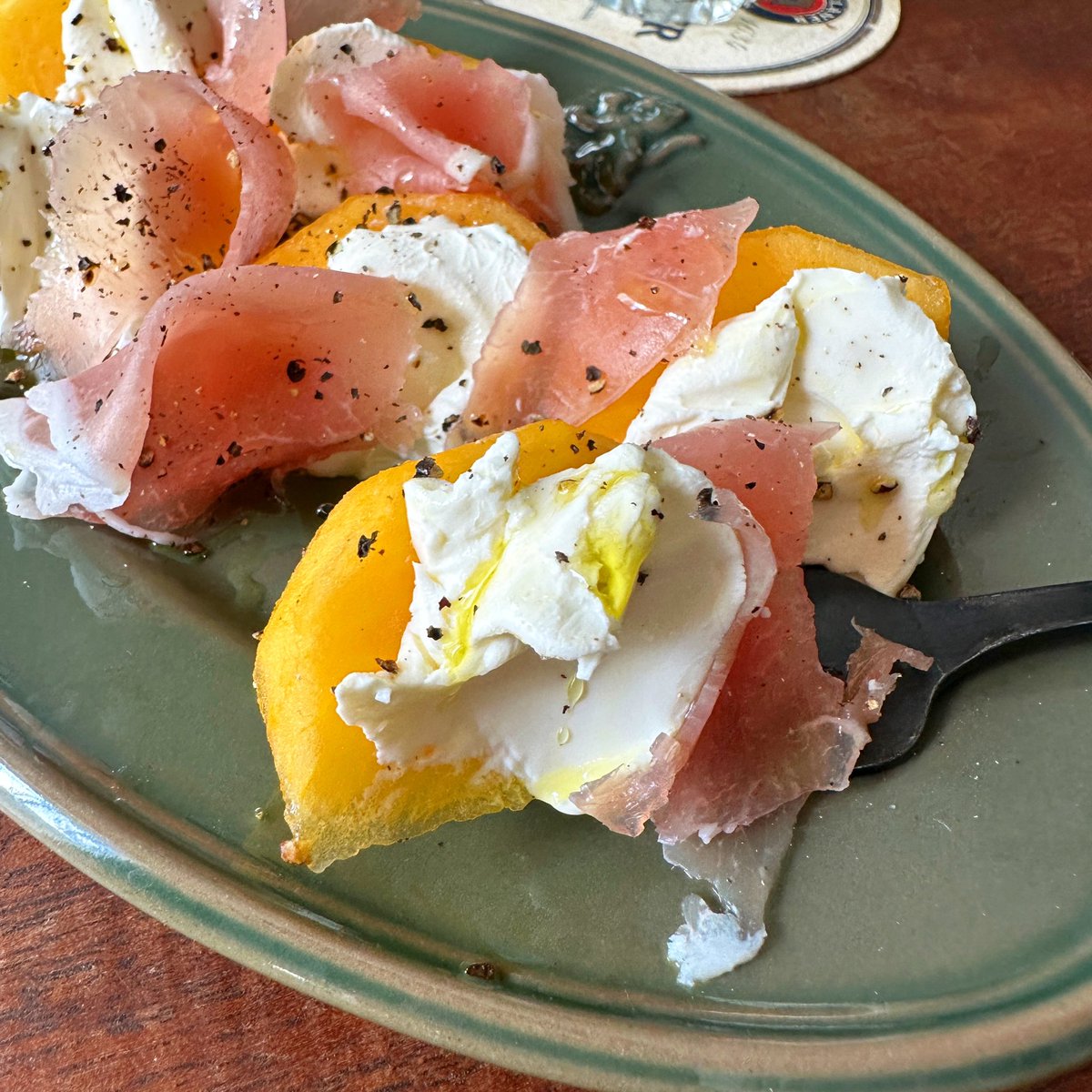 syunkon0507's tweet image. 一番好きな柿の食べかた

(生ハム無かったら塩かけるだけでも美味)