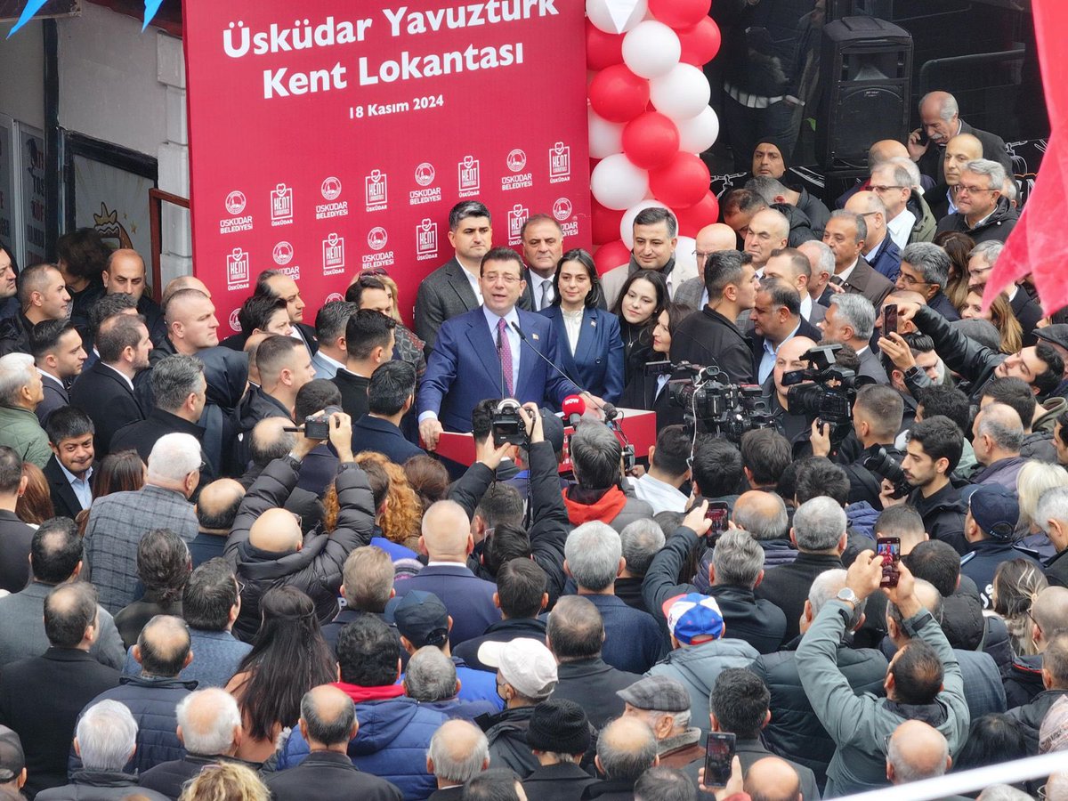 Kent Lokantalarımız bugüne kadar 2.5 milyona yakın vatandaşımıza hizmet verdi.

Bir dayanışma örneği olan bu lokantalar tüm Türkiye'ye yayıldı. Bugün de Üsküdar Belediyemizin ilk Kent Lokantası’nı Yavuztürk Mahallesi'nde Belediye Başkanımız <a href="/sdedetas/">Sinem Dedetaş</a> ile açtık. Hayırlı olsun.