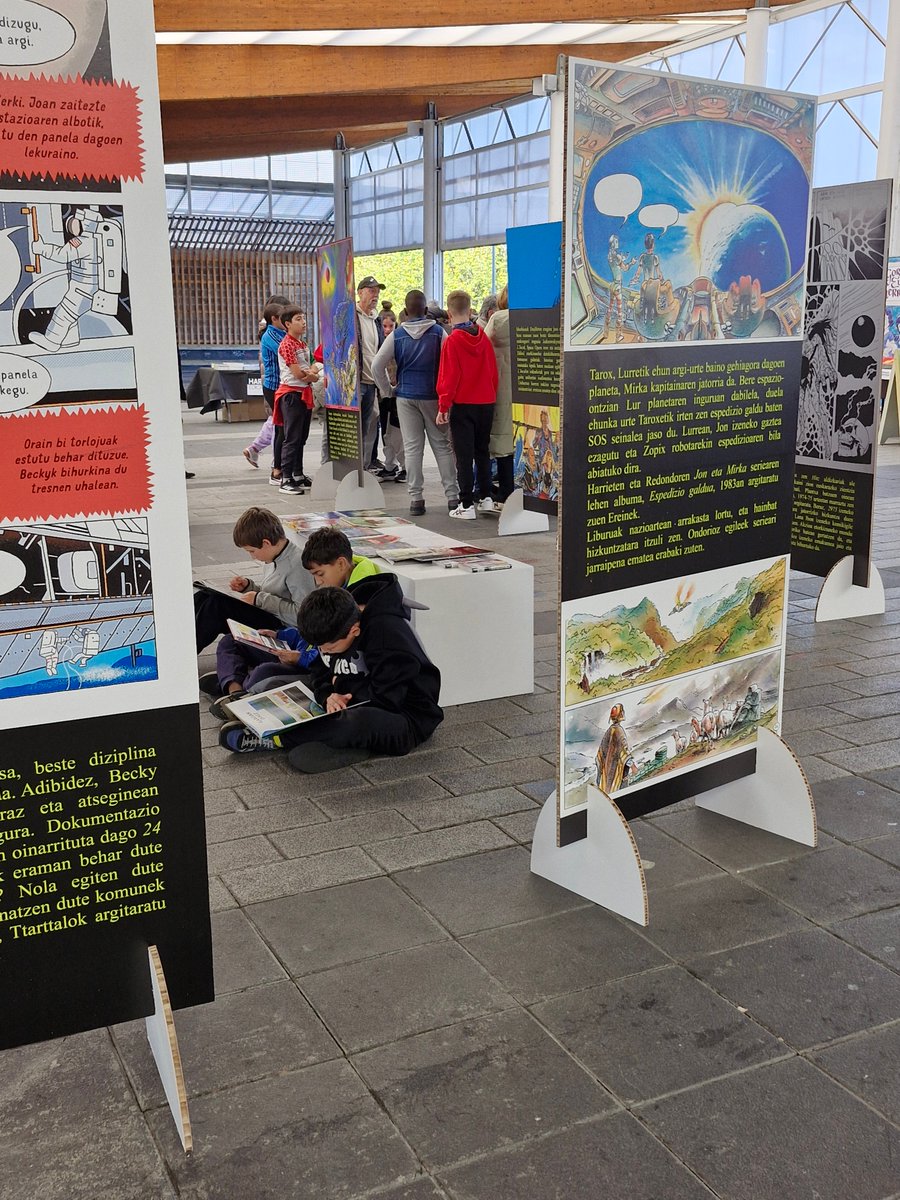 libhernani's tweet photo. Ederra izan da aurtengoa ere! Komikizale eta  komikigile ugari pasa dira azokatik, izan dugu zer ikusi eta zer ezagutu! 
Asiskoren erakusketa, azaroaren 29 arte ikusgai.
Eta aurkezpenetako komikiak -eta beste asko- liburutegietan aurkituko dituzue    
#Hernanikomik24 https://t.co/a9FKDhbJED