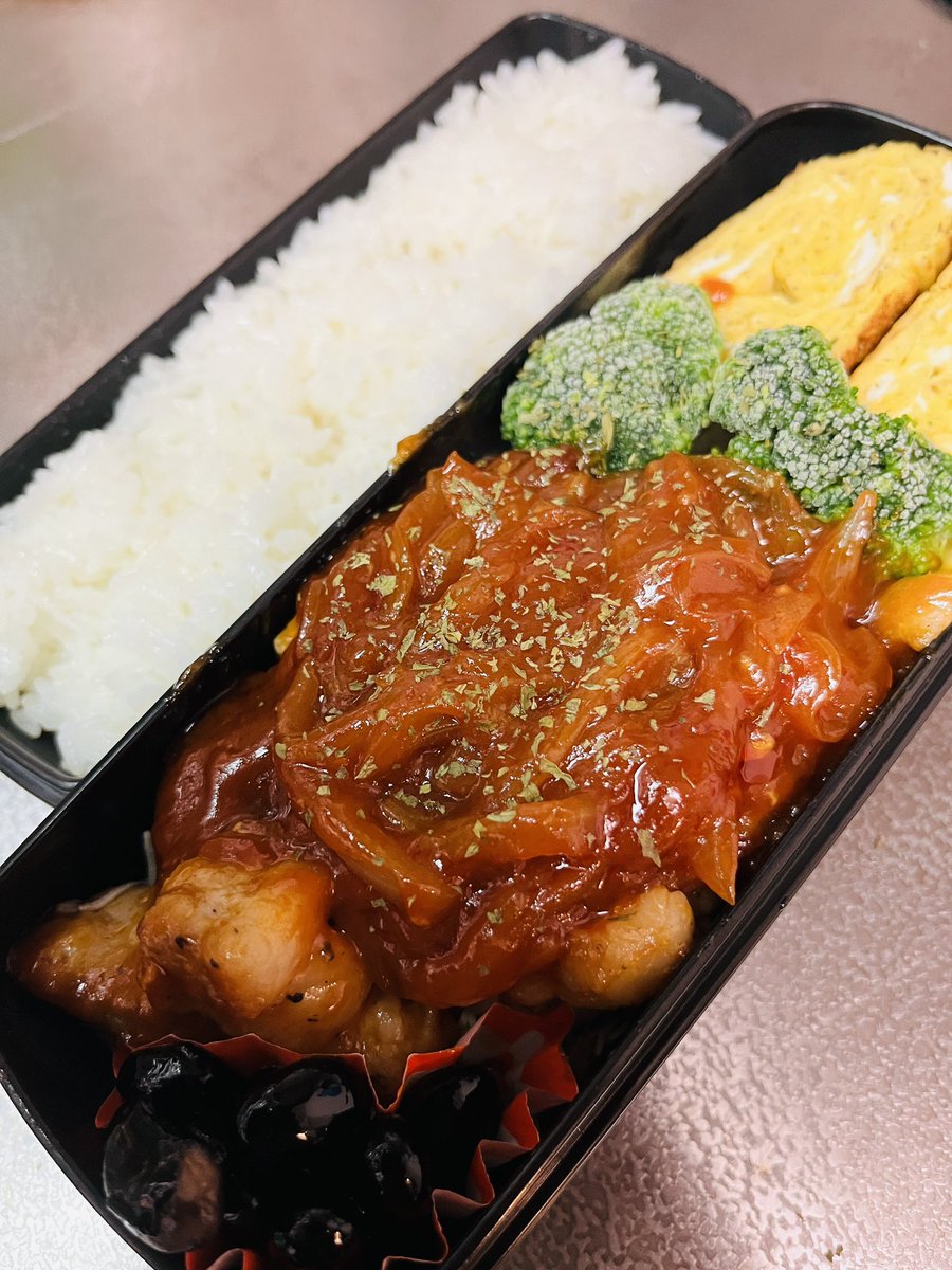 Boo_Po's tweet photo. ポークシャップ

玉ねぎ炒めて、ケチャップ・ウスターソース・にんにく・酒・コンソメ
で、ソースをつくる。
塩コショウした豚ロースを焼いて、少し煮詰めたら完全💯

#お弁当 #お弁当記録
#おうちごはん #作り置き
#料理好きと繋がりたい
#旦那弁当 https://t.co/z09UjEe0yc