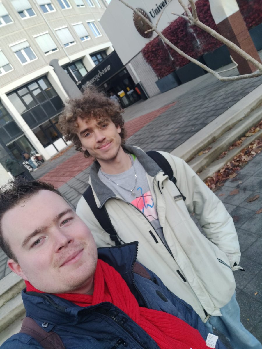 Vandaag hebben we een dode boom geplant op de Uithof om aandacht te vragen voor de slechte leefbaarheid van de wijk, en om de gemeente en universiteit duidelijk te maken dat er zo snel mogelijk verbetering móet komen!