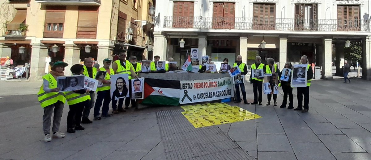 "Albares, atiende, el Sáhara  no se vende, han
dicho a <a href="/jmalbares/">José Manuel Albares</a> ante el <a href="/MAECgob/">Ministerio de Asuntos Exteriores, UE y Cooperación</a>, donde un lunes más han pedido a <a href="/sanchezcastejon/">Pedro Sánchez</a> la defensa de los #DDHH y libertad para los presos politicos saharauis en cárceles marroquíes