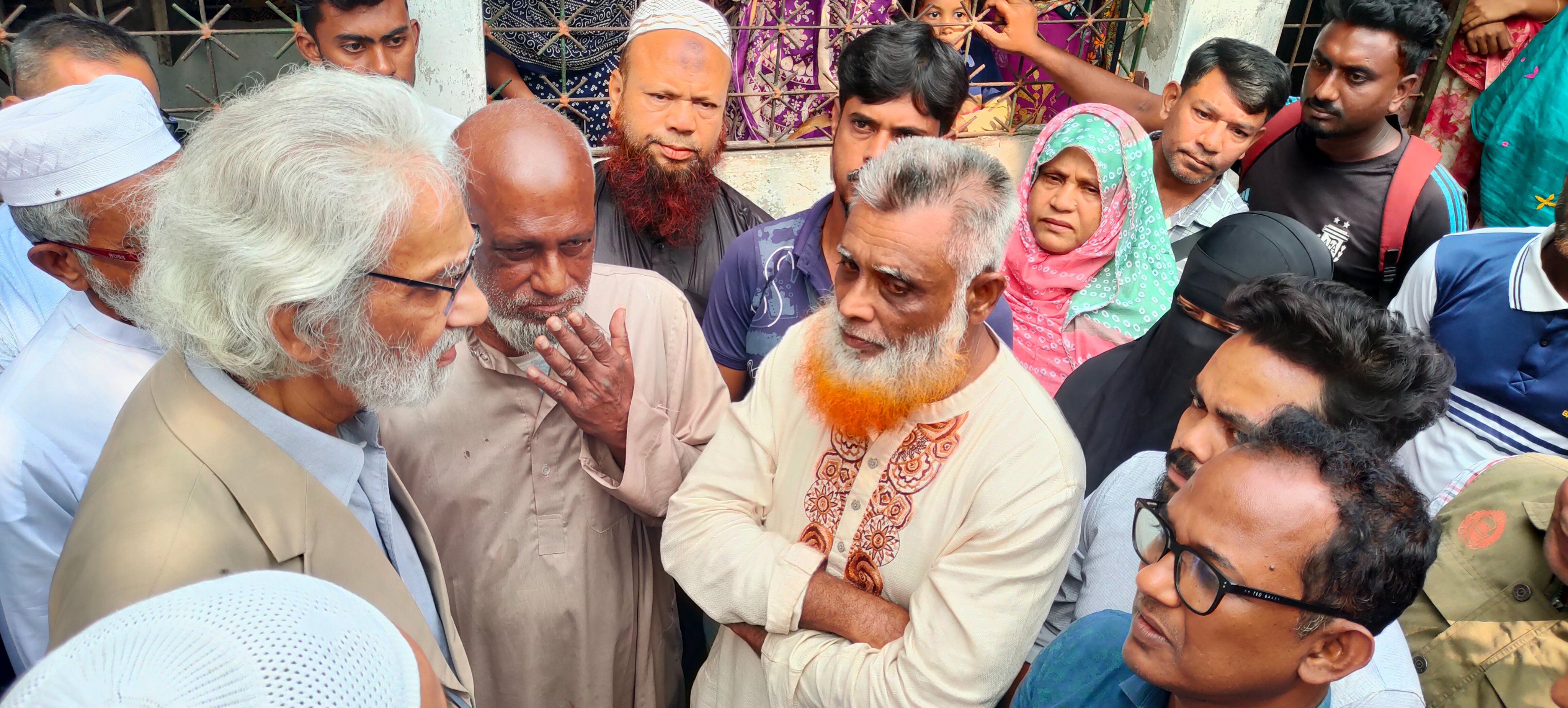 ছাত্র আন্দোলনে নিহত আব্দুল্লাহ’র বাড়িতে উপদেষ্টা এ এফ হাসান আরিফ, করলেন কবর জিয়ারত