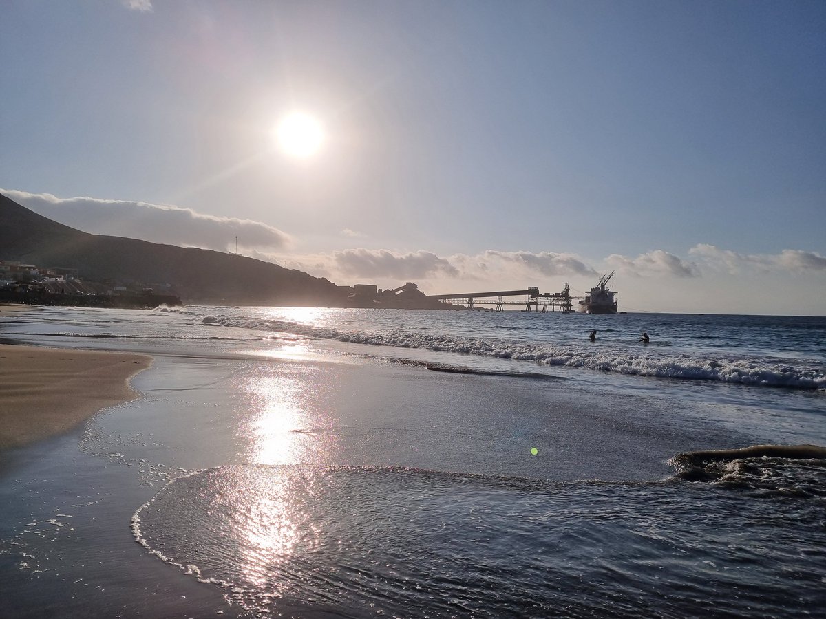 Mauricio_aliro's tweet photo. Ayer en playa "Amarilla" de #antofagasta quien controla u/o fiscaliza  seremía medio ambiente?
Playa colindante puerto coloso carguío de concentrado de metales pesado de compañía @bhp división Escondida. https://t.co/BLnHps3xo9