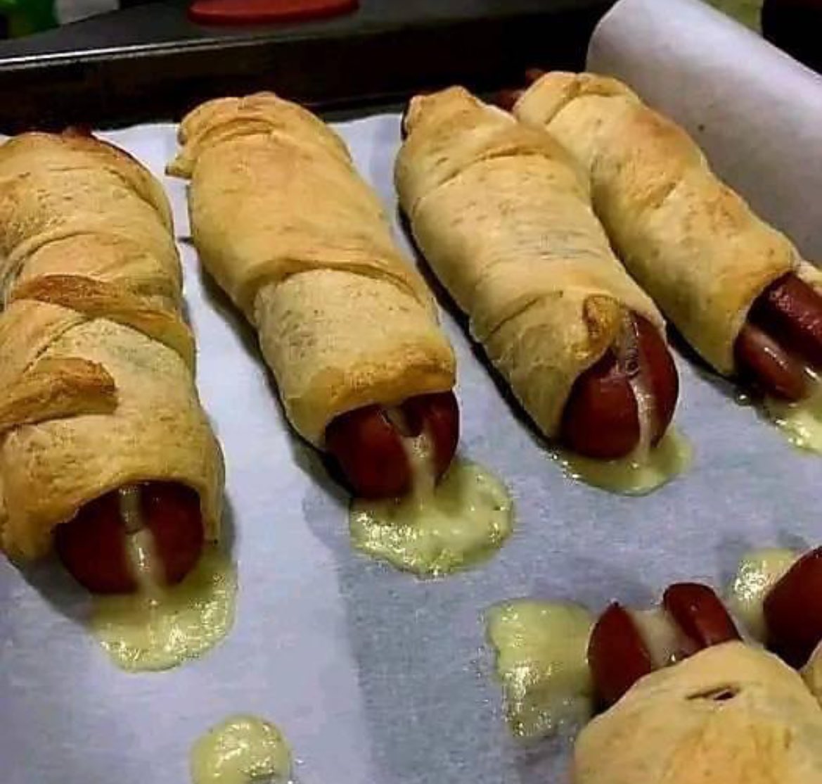 damekatydenise_'s tweet image. Made these tasty treats for the old folx at the nursing home to celebrate #TransAwarenessWeek - I’m popping round later. I’ll also be performing my award winning naked expressionist dance piece; ‘Slicing The Shaft: No Limit’, where I interpret the various stages of Vaginoplasty…