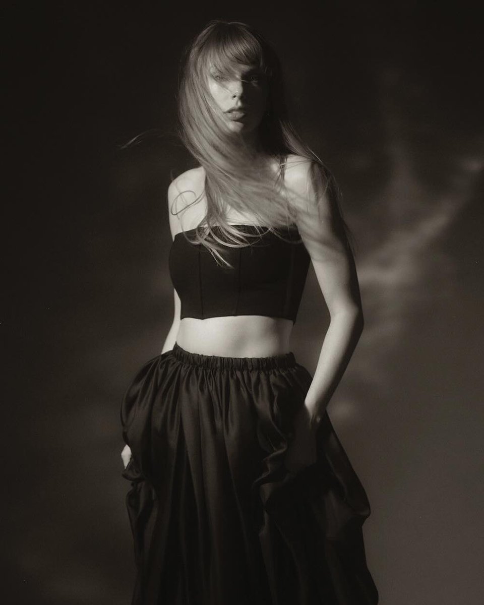 PopBase's tweet photo. Rosé reveals that Taylor Swift gave advice on what to watch out for, calling her a girl’s girl in her latest interview:

“She is literally the coolest, and she’s such a girl’s girl. She was telling me – make sure to take care of this, this and this – like, logistics. She was trying to protect me. Me becoming solo, being independent, it’s not an easy thing. There are a lot of things I should be careful with, and she gave me a rundown on all the things I have to look out for. That was the coolest part – she’s killed it in the game, and she was kind enough to walk me through.”