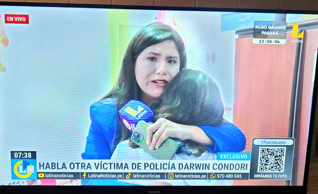 rommyb's tweet photo. Victoria Laura, periodista Latina, no puede dejar de conmoverse durante entrevista con una de las víctimas del policía viol4dor DARWIN CONDORI ANTEZANA. Si autoridades hubieran atendido su denuncia, no estaríamos lamentando un asesinato tan perverso. @PoliciaPeru @MimpPeru https://t.co/NhukVx64P8