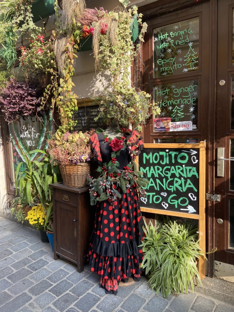 DMUPerfArts's tweet image. This morning in Zagreb, our 3rd yrs conducted small acts of kindness. Compliments to strangers, playing songs on jukeboxes, restoring abandoned paintings, positive notes in galleries @dmuleicester @DMUglobal