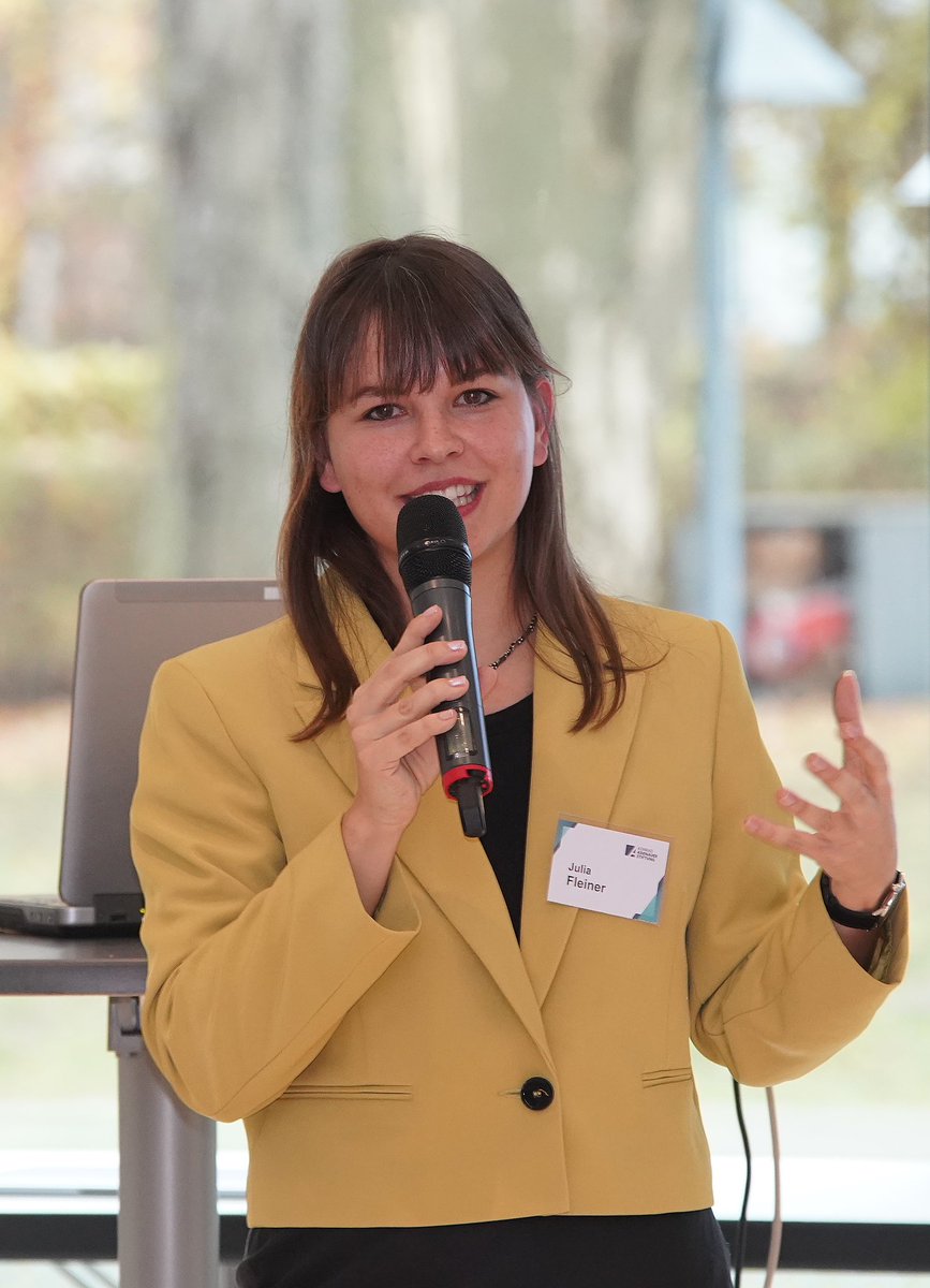 Julia Fleiner, Leiterin Online-Kommunikation der KAS, spricht mit uns darüber, wie soziale Medien in der politischen Kommunikation funktionieren: „Klare Formulierungen, klare Sprache braucht es in Social Media: darauf muss in der politischen Mitte auch geachtet werden.“ #ikpk24