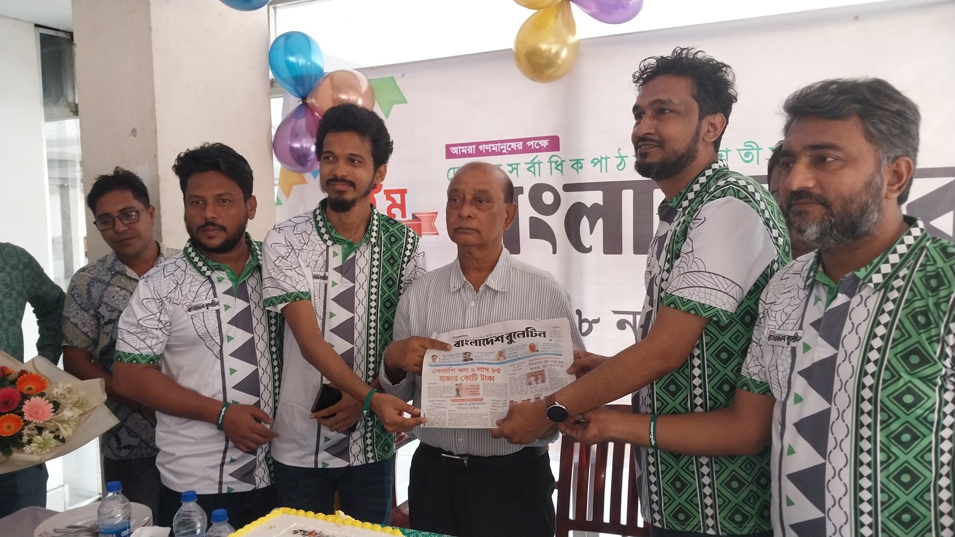 দৈনিক বাংলাদেশ বুলেটিন’র ৮ম বর্ষে পদার্পণ উপলক্ষে কেক কাটা ও শুভেচ্ছা বিনিময় অনুষ্টিত