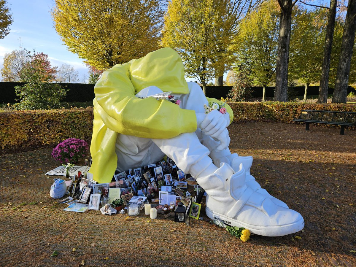 De komende 2 weken staat het kunstwerk Stille Strijd op het Marktplein in Staphorst. Het is gemaakt door kunstenaar SAZZA om het taboe te doorbreken rondom depressie en zelfdoding onder jongeren door het gesprek aan te gaan. Vanmiddag om 16.00 uur is de opening. Welkom! 🫶