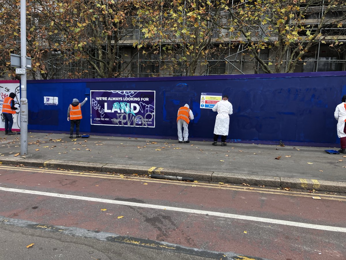 LondonPS_CP's tweet image. The Community Payback group have been tackling some anti social behaviour in Walthamstow for @wfcouncil and its local community by painting over some graffiti.