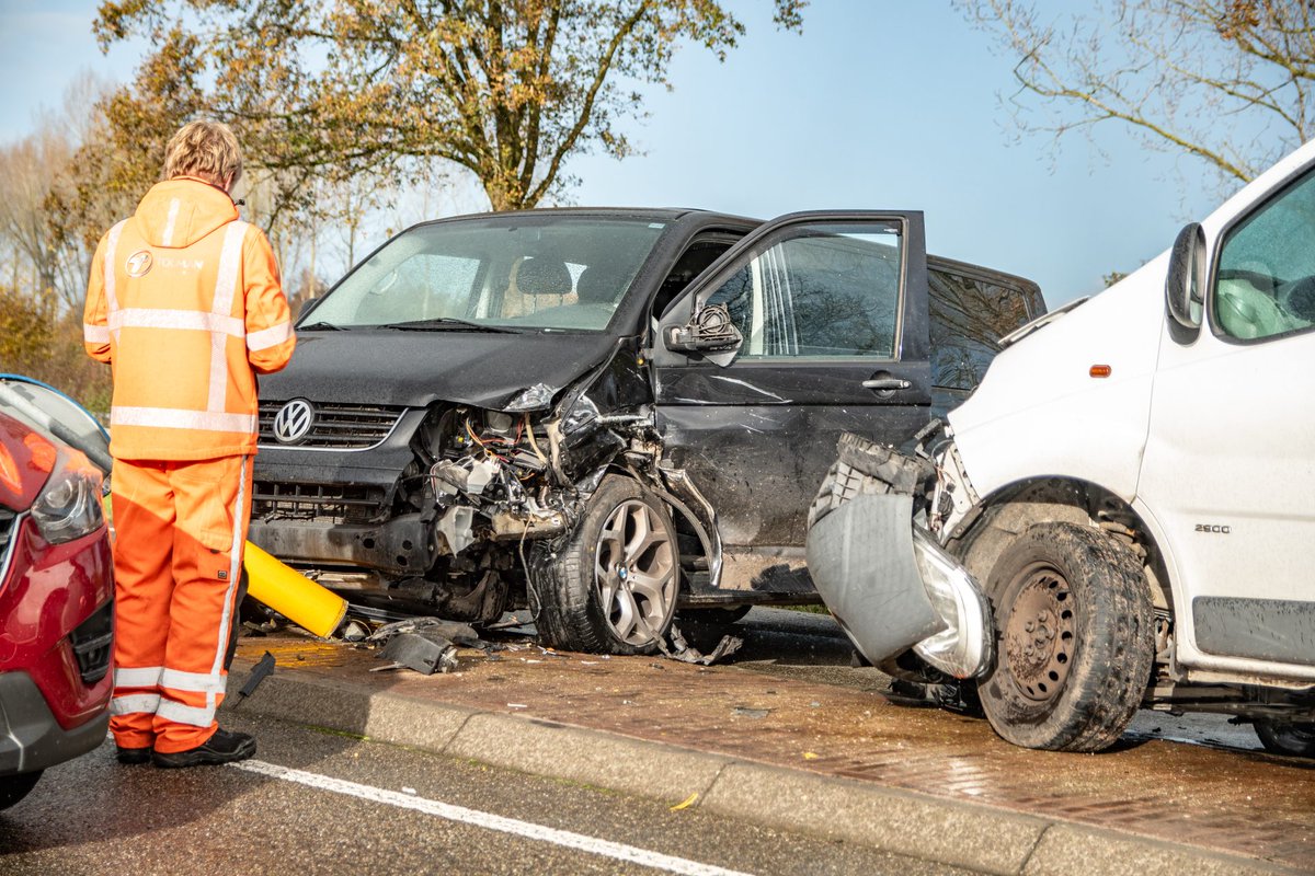 Veel schade door botsing met drie voertuigen bij Terwispel