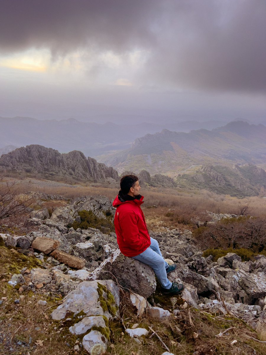 ⛰️El Risco de las Villuercas es el punto más alto del impresionante Geoparque Villuercas-Ibores-Jara.

Son 1.600 metros de altura, pero puedes llegar en coche hasta la cima. Nos pareció ideal para cerrar un día por la zona viendo el atardecer. 🌄

#ExtremaduraExtraordinaria