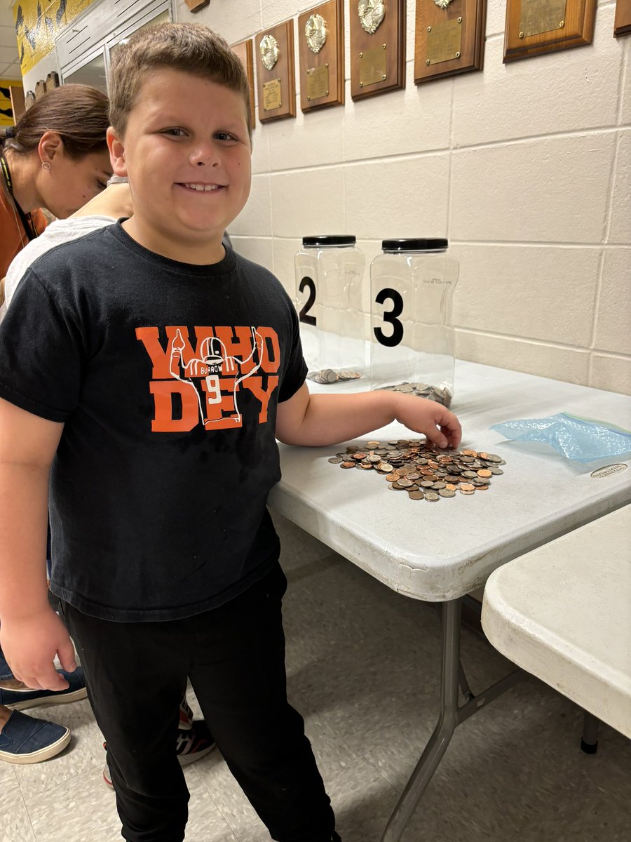 McGheeJennifer's tweet photo. It was the best first day of Coin Wars @summitbees! So many students were excited to donate their change to help local families this holiday season through @9UnitedLeaders Shop &amp; Share. We are collecting coins all week! https://t.co/AVPEtnA4V3