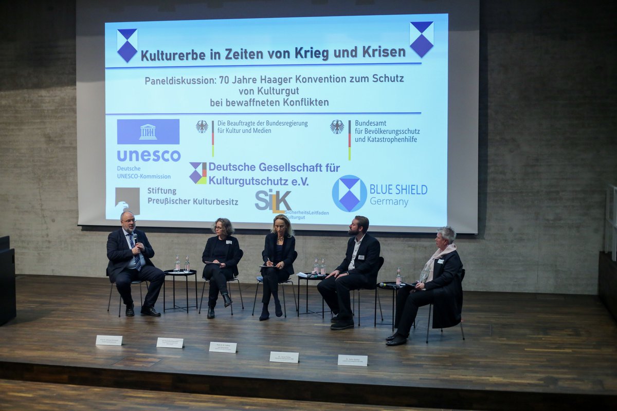 1/4 7️⃣0️⃣Jahre Haager Konvention: Krieg bedroht Kultur. Auch die deutsche Geschichte zeigt: In bewaffneten Konflikten wird Kulturgut zerstört, geplündert und gestohlen. Davor schützt seit nunmehr 70 Jahren die Haager Konvention.