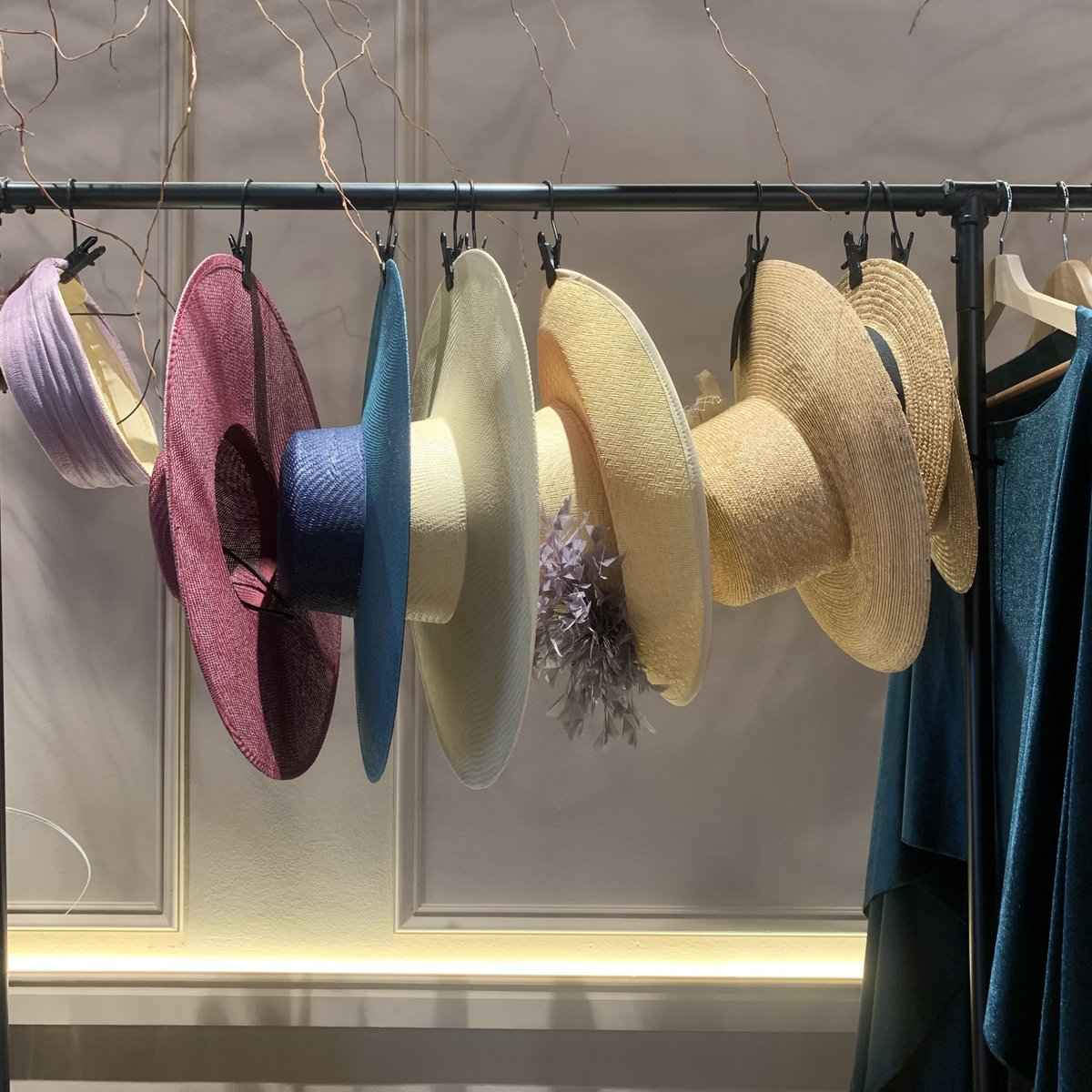 MSBarcelona's tweet image. Nos étudiantes d’ECS2 de MediaSchool Barcelona ont visité le Bridal Hub Supertocadas, un espace multifonctionnel unique combinant une agence de communication, La Costa, et l’atelier-showroom de Supertocadas, une marque artisanale d’accessoires pour mariées. 💍
#MSBarcelona #ECS2