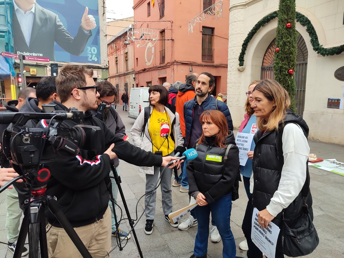 Roda de premsa a Badalona per exposar la situació d'urgència que afecta les infraestructures educatives públiques de la ciutat i exigint un pla integral de millora i modernització dels espais educatius.🧵