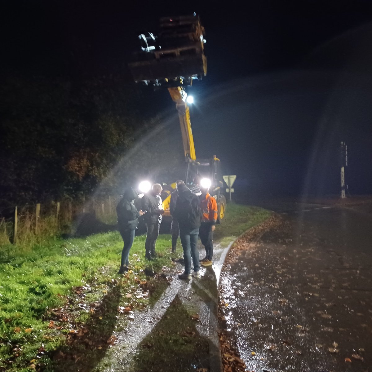 À #Flers, la manifestation des agriculteurs en colère se met en place au niveau du rond point de La Selle la Forge. Du monde attendu pour 19h #AgriculteursEnColère