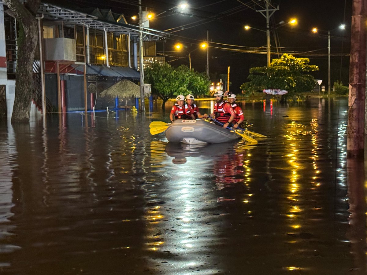 Seguimos comprometidos con Costa Rica en estos momentos difíciles. Las lanchas inflables de <a href="/USAIDSavesLives/">USAID's Bureau for Humanitarian Assistance</a> apoyaron las valientes operaciones de rescate de la Cruz Roja en Guanacaste este fin de semana. ¡Unidos, somos más fuertes!