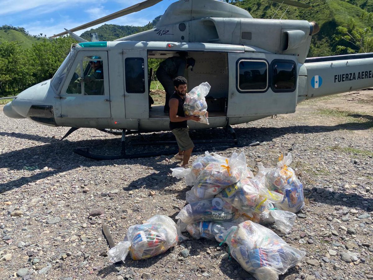 #NoticiasFAH || Las tripulaciones de vuelo de tu #FuerzaAéreaHN, en estos momentos están realizando la entrega de víveres a la población afectada por la #TormentaTropicalSara, en el sector de la Comunidad de la Manga, a orillas del Río Cangrejal y en Río Viejo la Cuenca. 

Tu