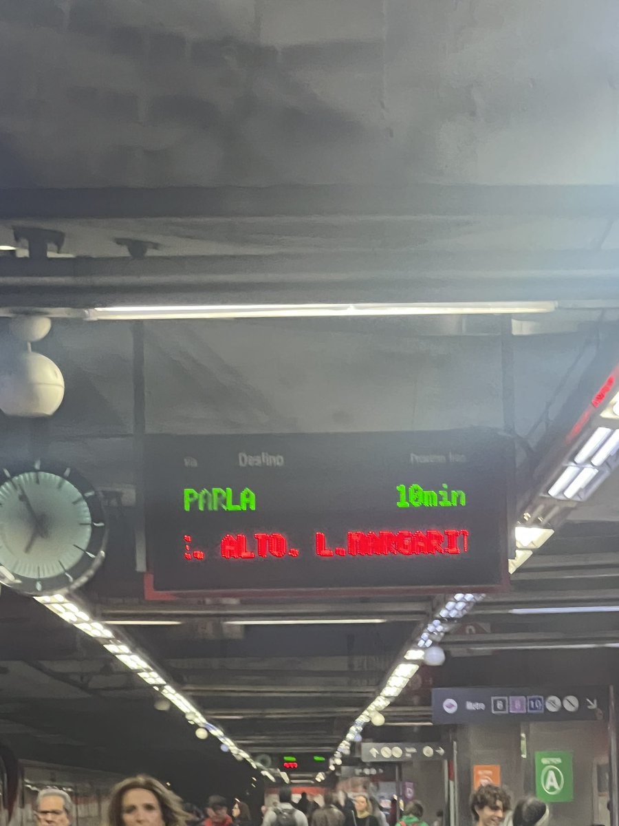 Moonblows's tweet image. Plena hora punta en Madrid @CercaniasMadrid . Acojonante