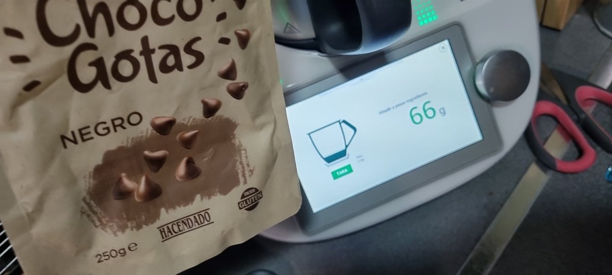 YolanAF's tweet photo. Sería genial que @Mercadona me explicara cómo es posible que un sobre que indica 250 gr de chocolate negro en pepitas pesa solo 66 gr. https://t.co/cV83Ny3MVl