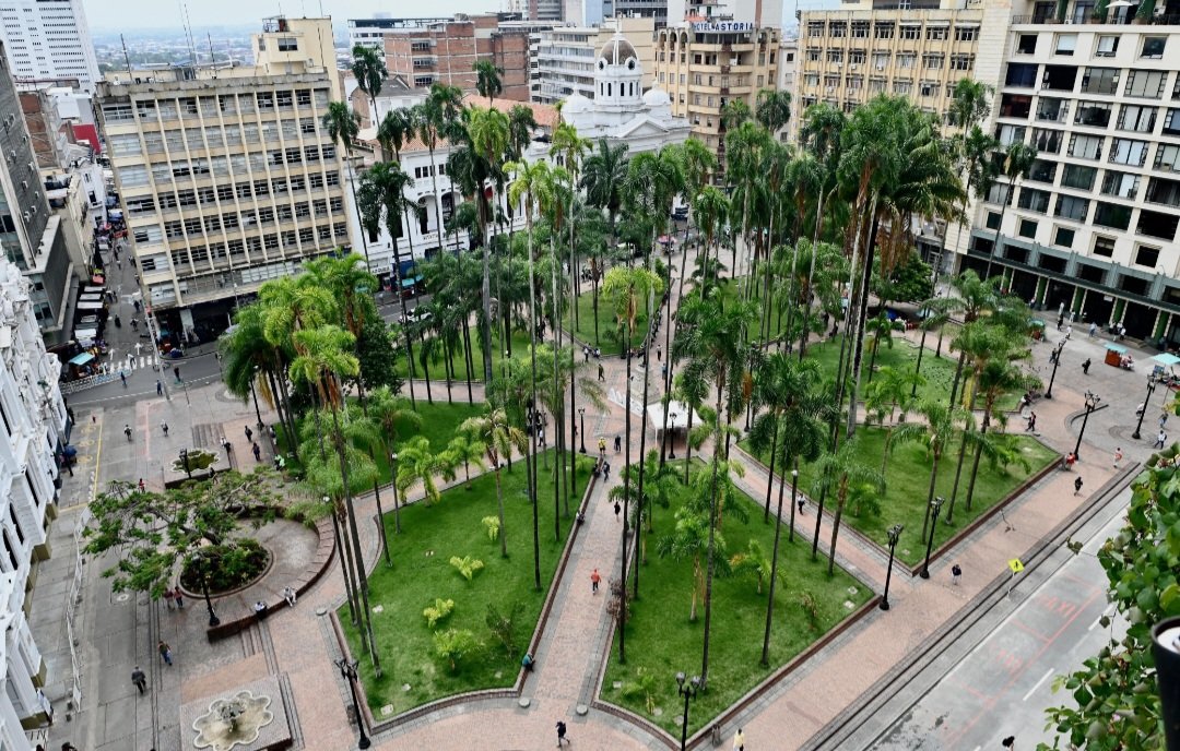 BLUPacifico's tweet image. Se flexibiliza la peatonalización de las vías aledañas a la Plaza de Cayzedo de Cali. Se habilitan dos carriles para tráfico de vehículos sobre las carreras 4.ª y 5.ª, de lunes a viernes, entre las 7 a.m y las 6 p.m. La zona será peatonal los fines de semana. #MañanasBLU