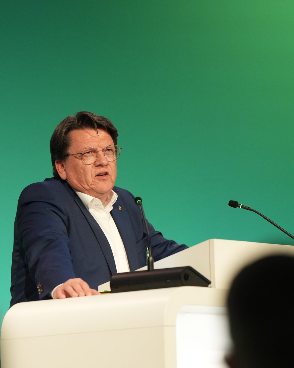Präsident Hubertus Hess-Grunewald eröffnet um 19:01 Uhr die Mitgliederversammlung 2024. 

276 Mitglieder sind in der Werder-Halle dabei. 

#Werder | #WerderMV