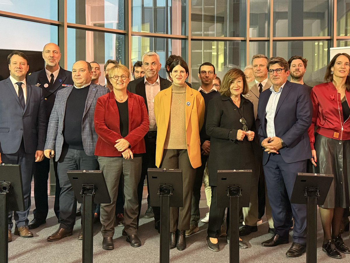 Clara Chappaz (@clarachappaz) on Twitter photo 📡 Le CyberPlace, c’est bien plus qu’un immeuble ! Heureuse d’avoir inauguré ce nouvel espace dédié à la cybersécurité en Bretagne. Hâte d’y voir naître les pépites cyber de demain dans les pas de <a href="/GlimpsRe/">GLIMPS</a>, <a href="/sekoia_io/">Sekoia.io</a> ou <a href="/Alcyconie/">Alcyconie</a>.
Bravo <a href="/metropolerennes/">Rennes Ville et Métropole</a>, <a href="/regionbretagne/">Région Bretagne</a> ! 👏🏼 📡 Le CyberPlace, c’est bien plus qu’un immeuble ! Heureuse d’avoir inauguré ce nouvel espace dédié à la cybersécurité en Bretagne. Hâte d’y voir naître les pépites cyber de demain dans les pas de <a href="/GlimpsRe/">GLIMPS</a>, <a href="/sekoia_io/">Sekoia.io</a> ou <a href="/Alcyconie/">Alcyconie</a>.
Bravo <a href="/metropolerennes/">Rennes Ville et Métropole</a>, <a href="/regionbretagne/">Région Bretagne</a> ! 👏🏼