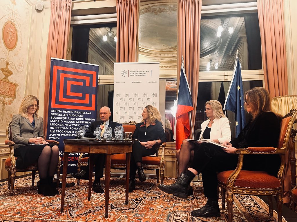 CZtoEU_Brussels's tweet photo. Odkaz Václava Havla zůstává inspirací a podpora demokracie a občanské společnosti je tak stále 🇨🇿 prioritou.
Letošní Evropské dialogy Václava Havla 2024 #EDVH v Bruselu, zahájené ministrem @JanLipavsky, se dnes zaměřily na odolnost demokracie a občanské společnosti ve světě. https://t.co/tsZYTVF0cn