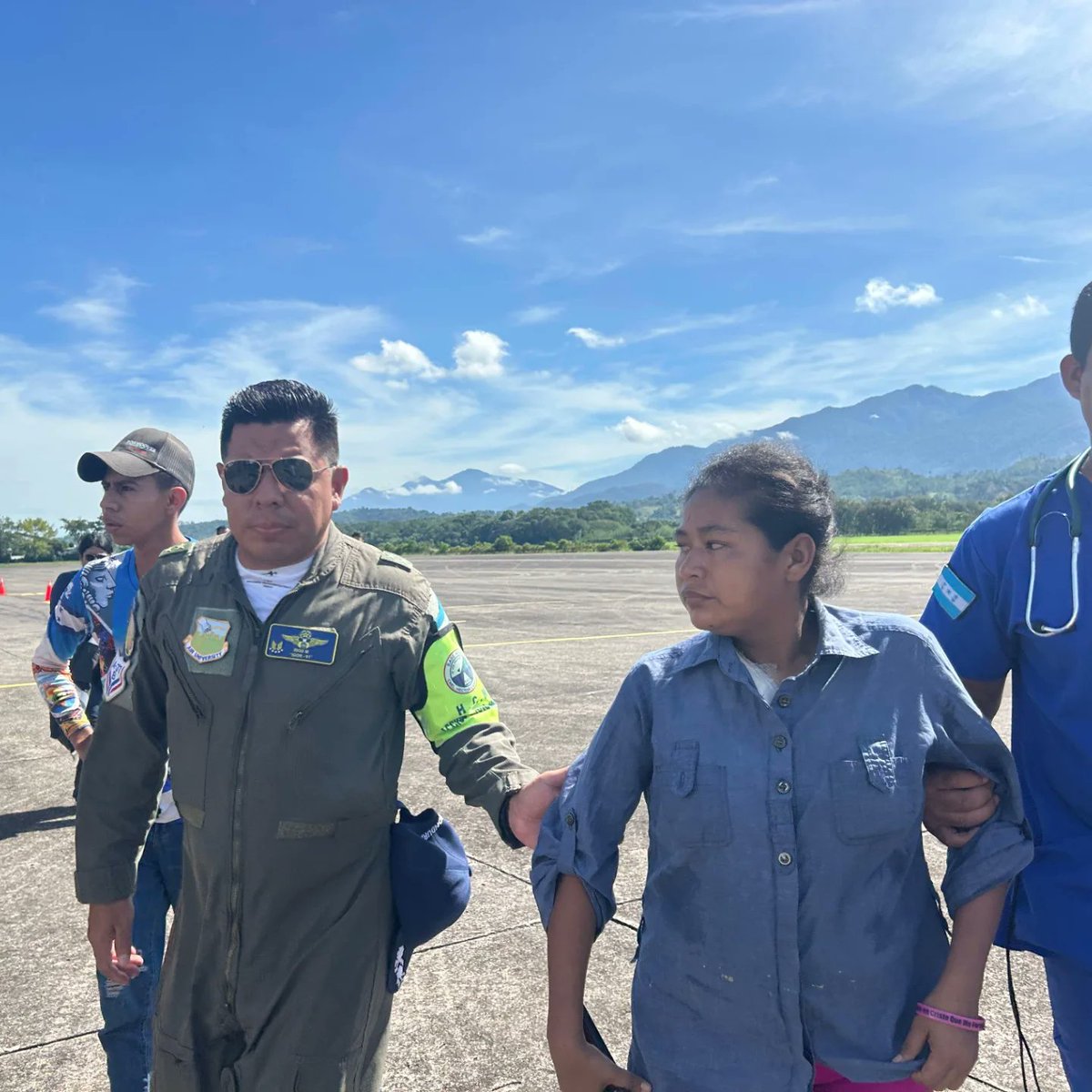 #NoticiasFAH || Bajo el programa Alas para la Salud, las @fuerzasarmadashn, a través de tu #FuerzaAéreaHN, llevó a cabo dos evacuaciones médicas desde las comunidades de las Mangas y Río Viejo la Cuenta, hacia la Base Aérea “Coronel Héctor Caraccioli Moncada”, para posteriormente