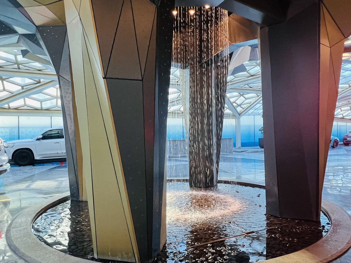 lavleeferlenssi's tweet photo. Fountain at the entrance of @InterConDoha โฒ๏ธ #WhenInDoha #WeekendInDoha #HappyWeekendDoha #LifeInDoha @IHGOneRewards @IHGhotels https://t.co/2K66rTUNOf