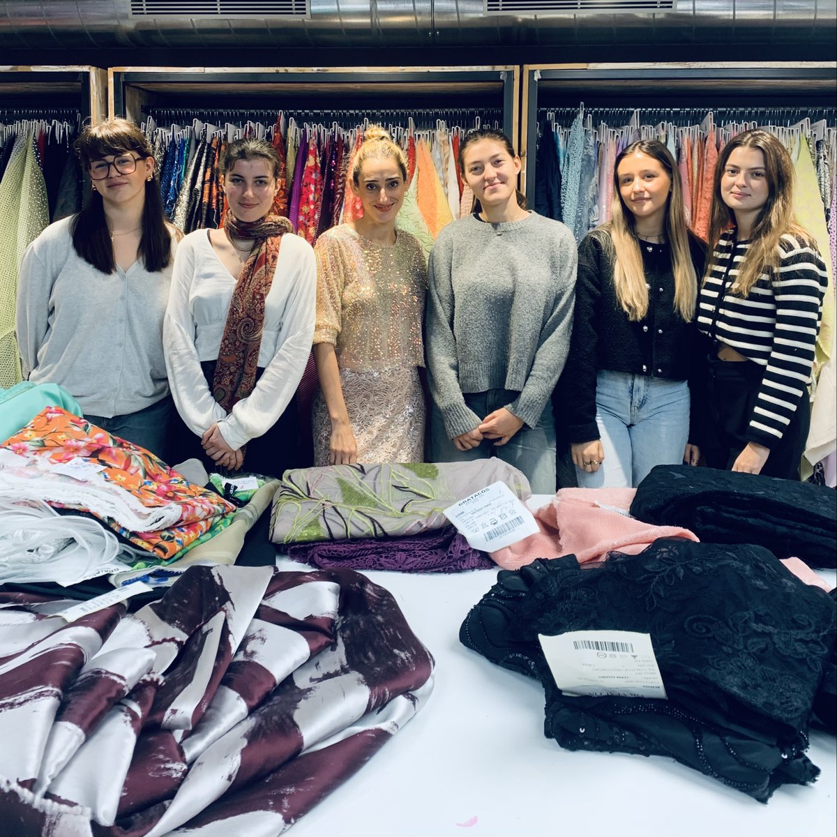 MSBarcelona's tweet image. Nos étudiantes d’ECS2 ont visité la célèbre boutique de tissus @Gratacos1940. 
Aida Molano, responsable de communication, leur a partagé l’histoire de cet établissement emblématique et les événements créatifs qui y sont organisés #MediaSchoolBarcelona #MSBarcelona #ECS2 #Mode