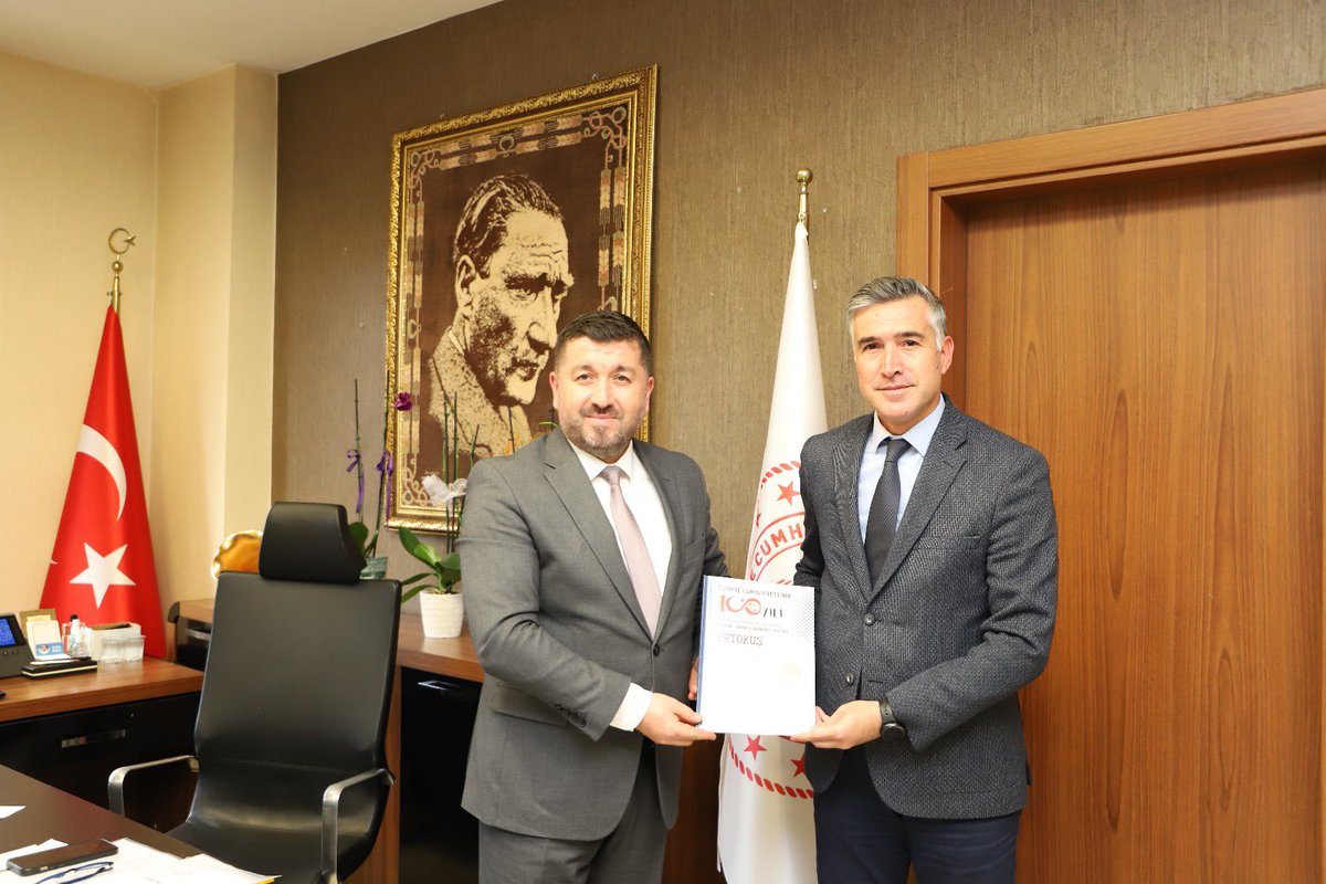 Atabey İlçe Milli Eğitim Müdürü Murat DURGUT beraberinde Atabey Anadolu Lisesi yöneticileri ile İl Müdürümüz <a href="/recai_ocak/">Recai Ocak</a>'ı ziyaret etti. Ziyarette Atabey Anadolu Lisesi yöneticileri hazırladıkları Ertokuş Dergisi'ni sundular. Emeği geçen idareci ve öğretmenlerimize teşekkür