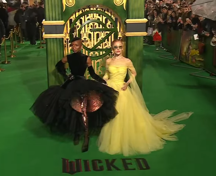 wickedmusicalbr's tweet photo. 🚨 CYNTHIA ERIVO E ARIANA GRANDE ACABAM DE CHEGAR NA PREMIÈRE DE WICKED EM LONDRES! https://t.co/2zJbQBRQoG
