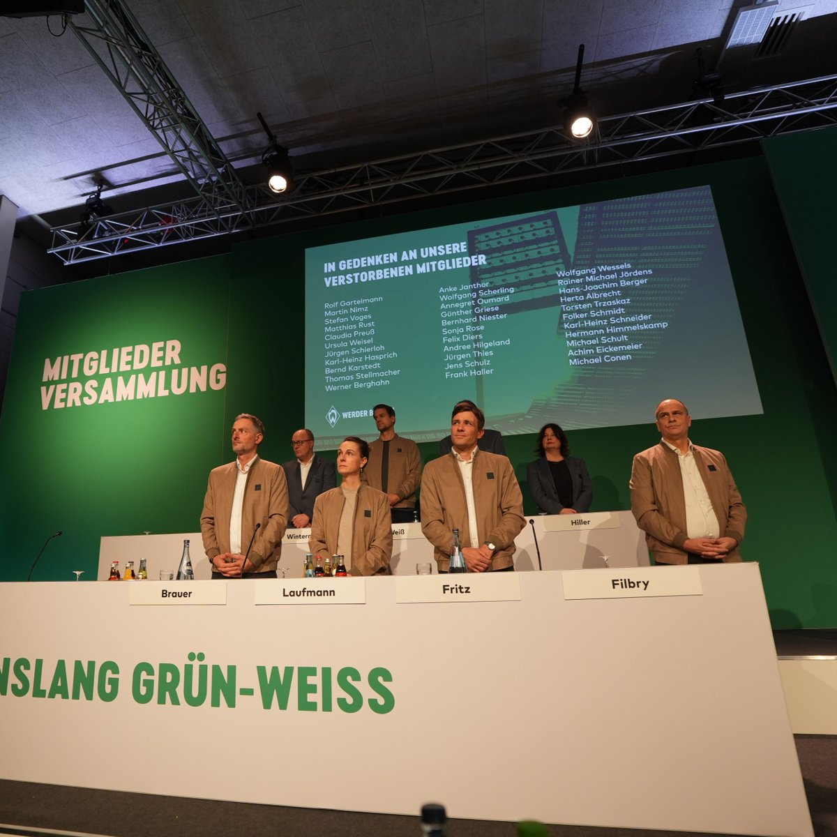 Die Mitgliederversammlung gedenkt der im vergangenen Jahr verstorbenen Mitglieder. 🕯️

Ruhet in die Frieden. 🖤

#Werder | #WerderMV