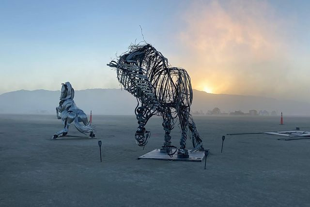 Kelly31315003's tweet photo. Nevada
Heather Stewart’s (@heeatheramin) horse may be made from old car hoods, but its shape is very organic and elegant. The heart inside lights up at night. Such a warm piece at the center of the herd. https://t.co/NI5YR1k5jH